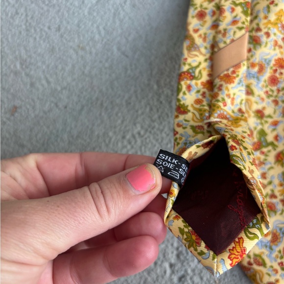 SALVATORE FERRAGAMO Silk Tie Yellow Horses Floral - Picture 5 of 6